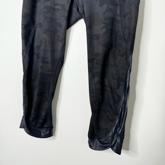 Lululemon Rare Chase Me Crop II Black camo leggings - Picture 4 of 8